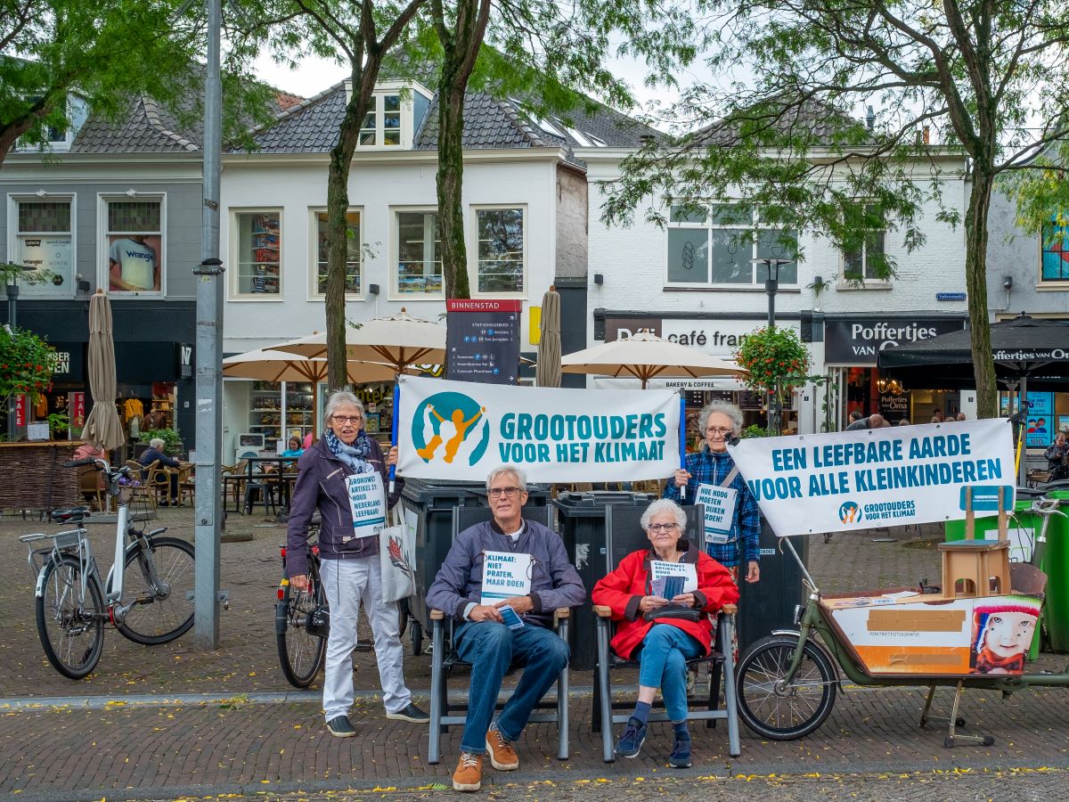 Hermien (links) met andere Grootouders voor het Klimaat op de Varkensmarkt